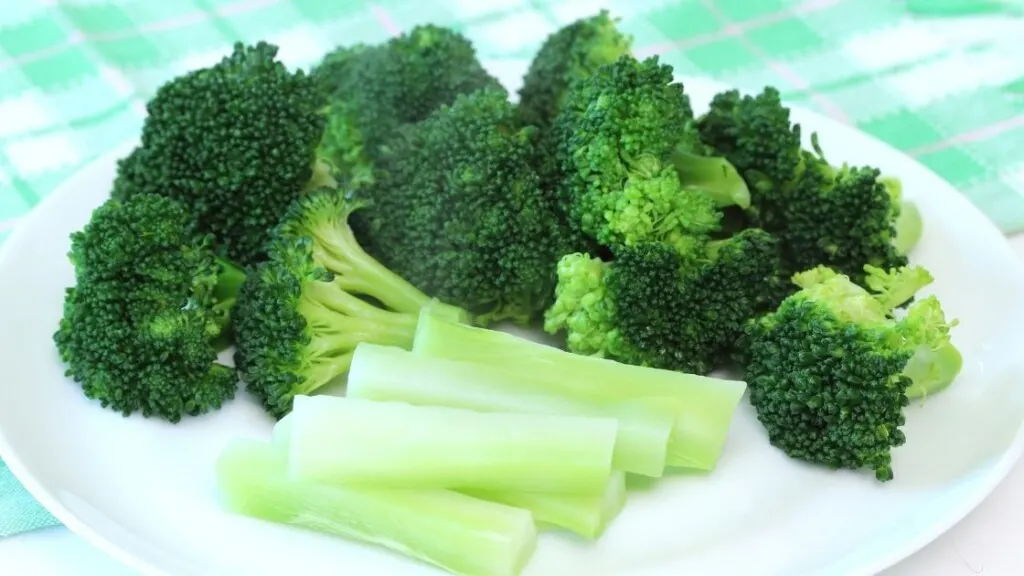 Is it better to eat raw or boiled broccoli
